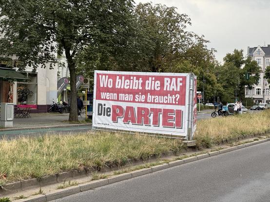 Plakat Die Partei "Wo bleibt die RAF wenn man sie braucht?"