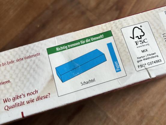 Die Seite einer Verpackung. Darauf steht “Richtig trennen für die Umwelt”, dargestellt im einer Grafik darunter ist die Schachtel, die aus Papier ist.