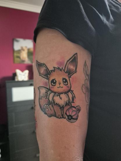 Tattoo von Evoli mit einem Pokeball