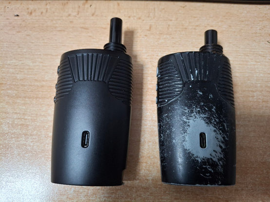 Photo von zwei Vaporisern nebeneinander. Einer neu, der andere baugleiche abgegriffen und verkratzt.