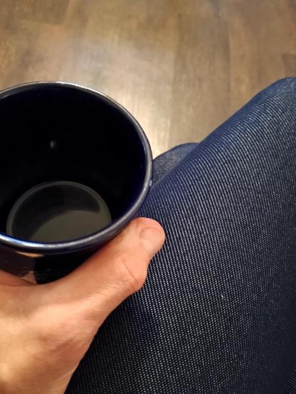 Meine übereinandergeschlagenen Beine & meine Teetasse.
