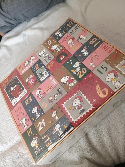 Der neue Peanuts-Socken-Weihnachtskalender, den wir abwechselnd öffnen werden. Und die Socken werden Gemeinschaftsgut.  😄