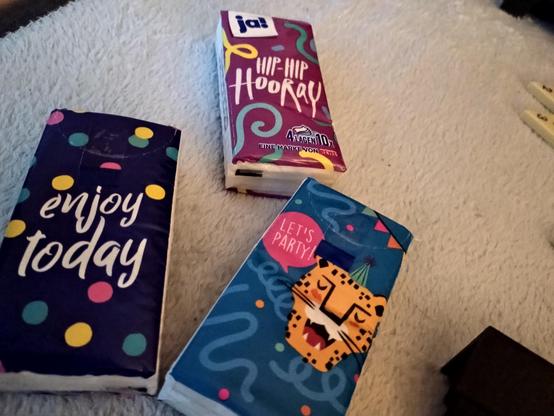 Auf meinen Taschentuchpackungen sind Sprüche wie 'Enjoy today', 'Hip Hip Hooray' & 'Let's party'.

Of all.  🙈🙈🙈