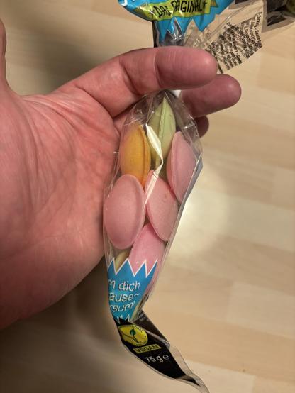 Ich halte eine Tüte Brauseufos in die Kamera