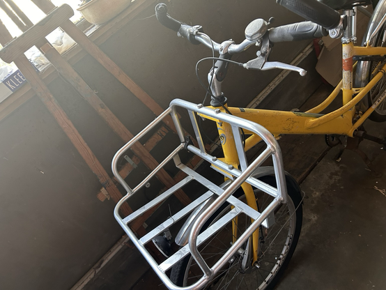 Photo de l’avant du vélo, avec le porte colis hyper pratique