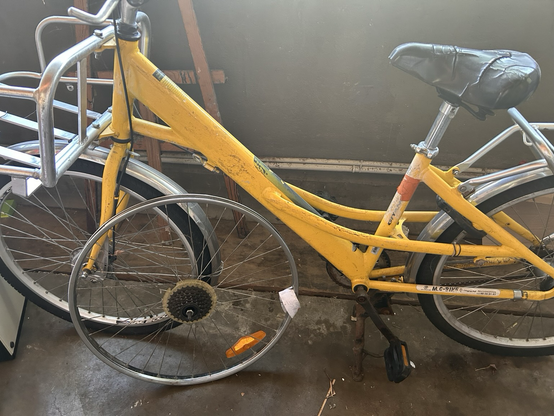 Photo du vélo avec une roue supplémentaire que je peux donner (le projet était de remplacer la roue arrière pour enlever le système de rétropédalage)