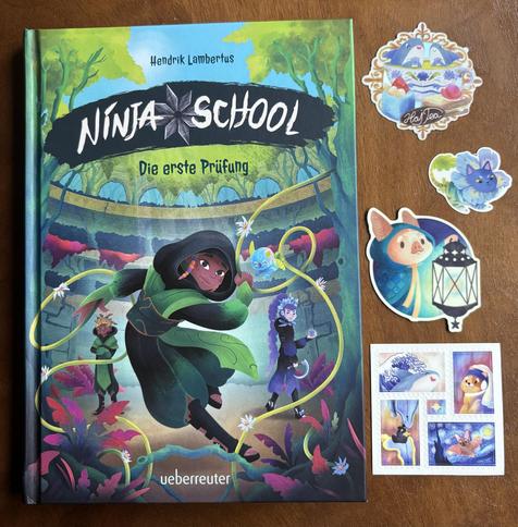 Ein bunt gestaltetes Buch der Reihe "Ninja School" von Hendrik Lambertus, daneben Aufkleber mit Haien, einem Schweinchen und einer Katze
