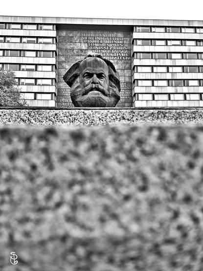 Ansicht des Karl-Marx-Kopfes in Chemnitz aus Ameisenperspektive von unten. Bin extra auf die Knie gegangen. Bild in schwarz-weiß.