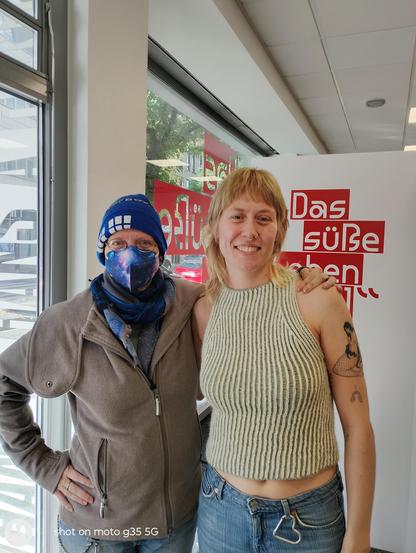 Austellungsorganisatorin Sara und ich vor einer Ausstellungswand