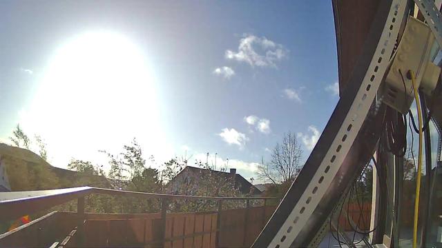 Am blank geputzten Himmel gleißt die Sonne. Kein Vergleich zum morgendlichen feuchten grau in grau.