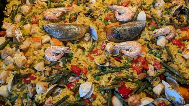 Paella mit Gemüse, Hühnerfleisch und Meeresfrüchten.