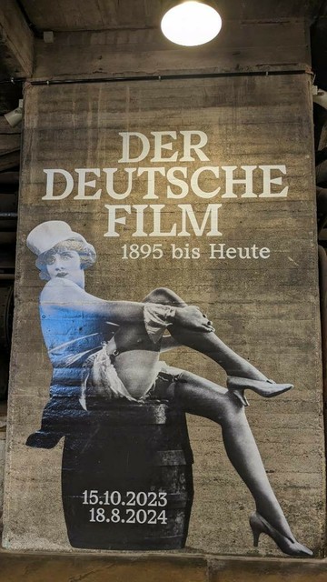Plakat mit Marlene Dietrich als Lola, Text: Der deutsche Film, 1895 bis Heute, 15.10.2023 18.8.2024