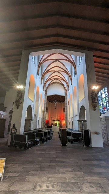 Ein zerstörtes Kirchenschiff, nur vier Joche mit Kreuzrippengewölbe sind übrig geblieben, der vordere Teil sieht aus wie glatt abrasiert. Drumherum wurde ein größeres Gebäude gebaut, in dem der Kirchenrest steht.